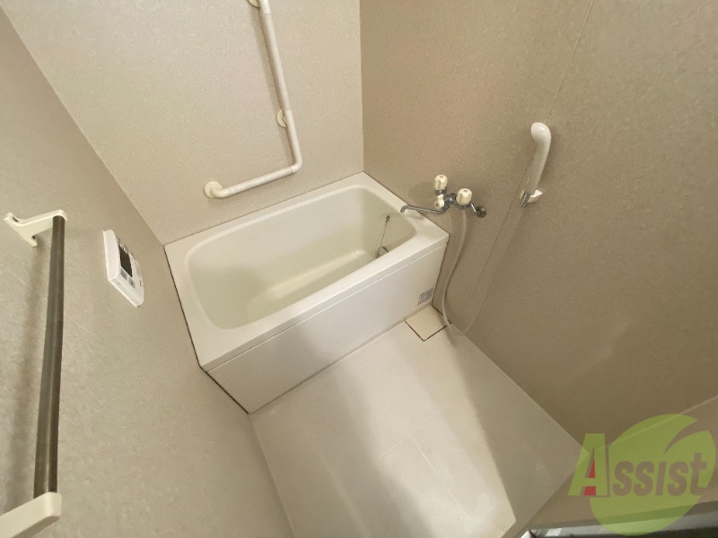 バス・シャワールーム　大きめの浴槽で一日の疲れを癒やしてください。