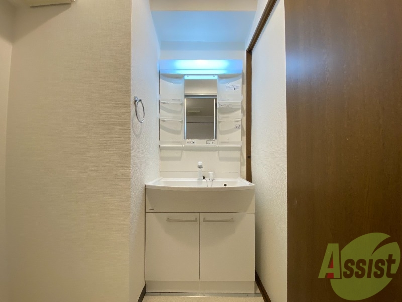 洗面設備　お洒落れな独立洗面台、身だしなみにも気合が入ります