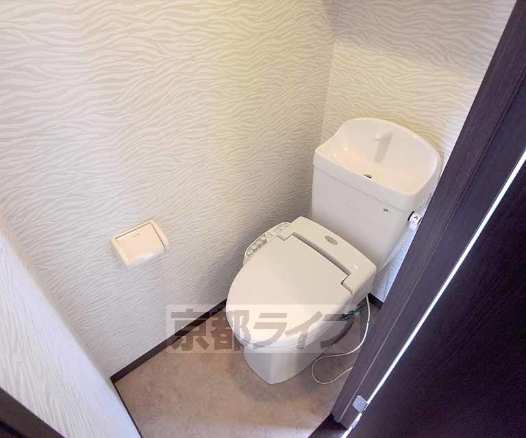 トイレ　広々とした清潔感のあるトイレです。