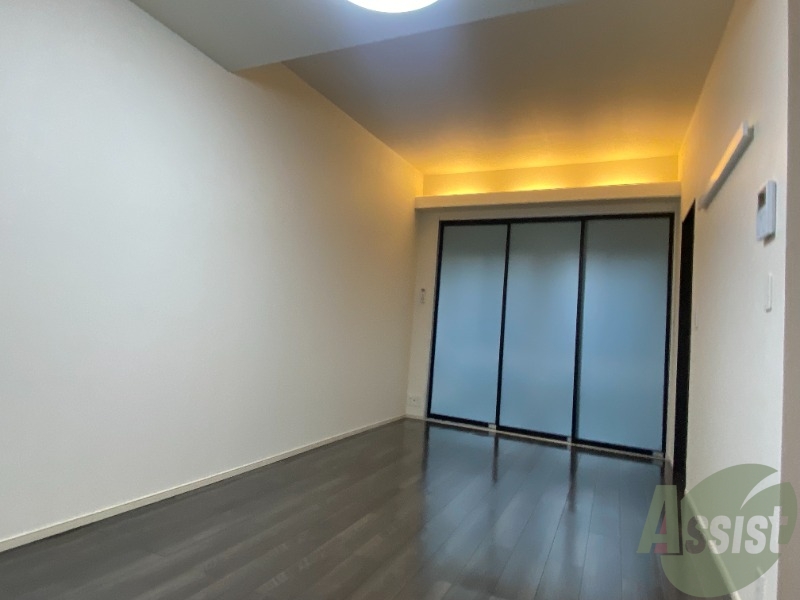 居室・リビング　１１．８帖の洋室は、広く開放感があるお部屋です。