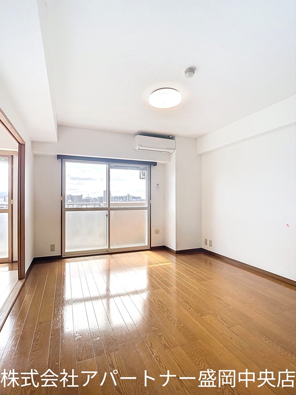 居室・リビング　自然光の明るいリビングです♪