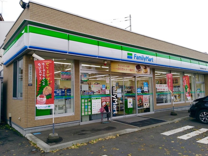 コンビニ　ファミリーマート（コンビニ）まで70m