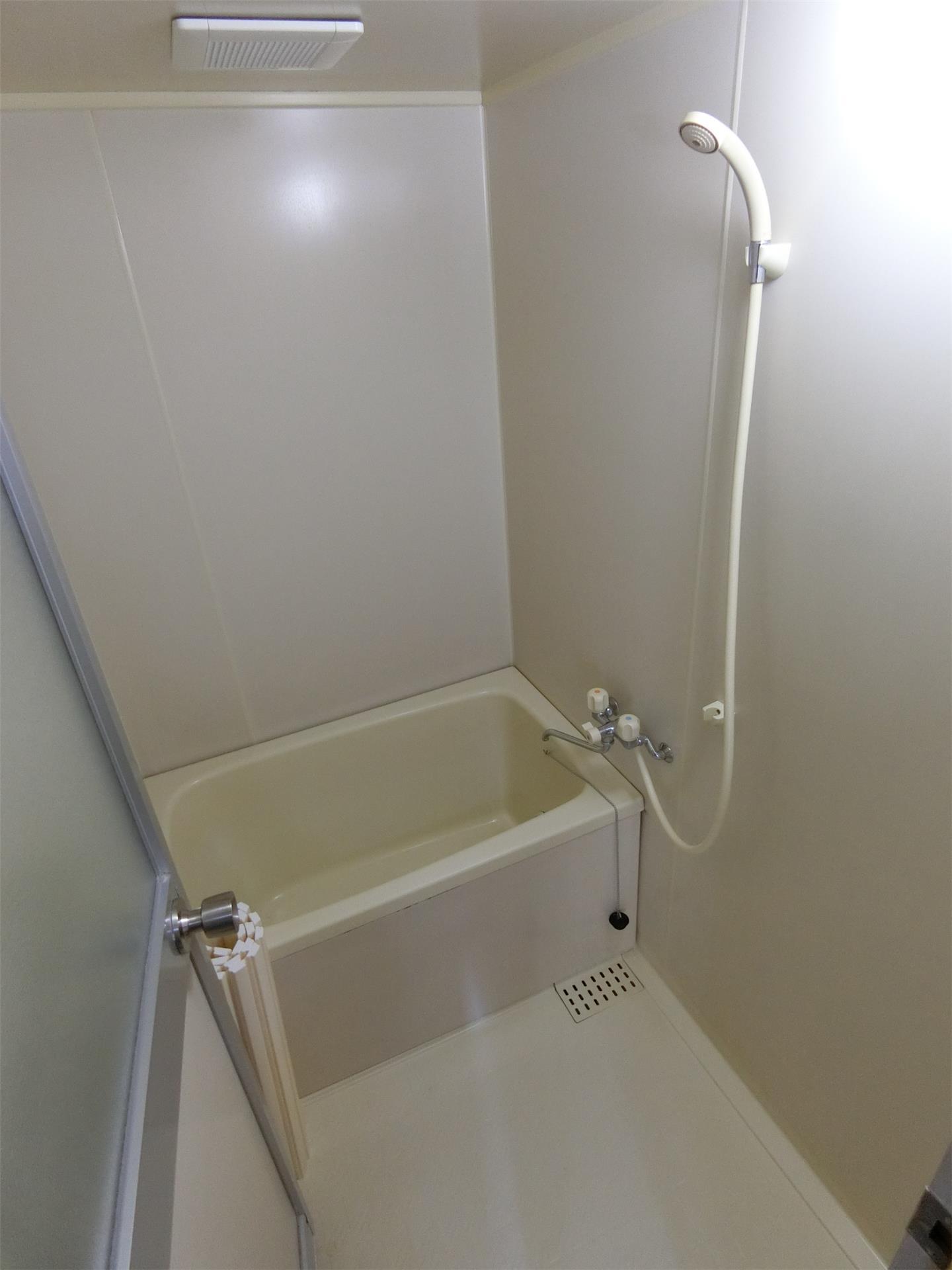 バス・シャワールーム　追い焚き機能付きのバスルーム