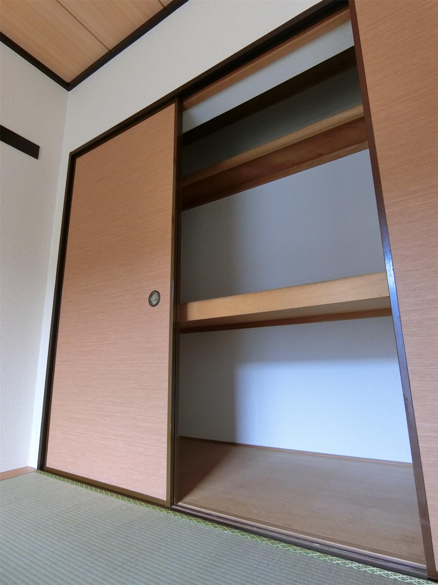 収納　押入れは上部に棚が付いており、仕分けしやすくなっております。