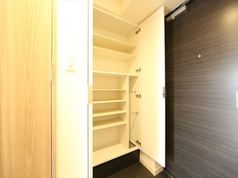 玄関　玄関　シューズボックス付（収納充実してます）　同仕様写真