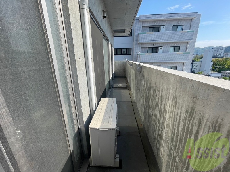 バルコニー　窓を開けると風通しも良く、気分も上がりそう！