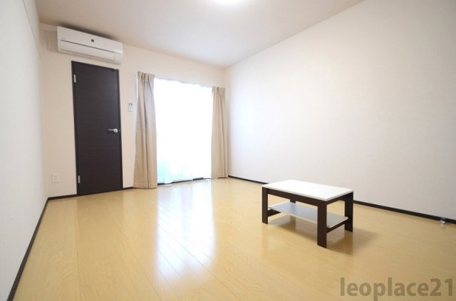 居室・リビング　備品や設備仕様は号室等により異なります現地をご確認下さい。