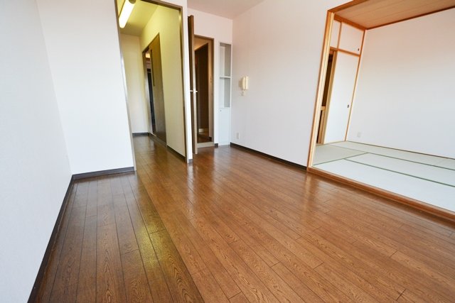 居室・リビング　床色が落ち着いた色合いで綺麗です♪