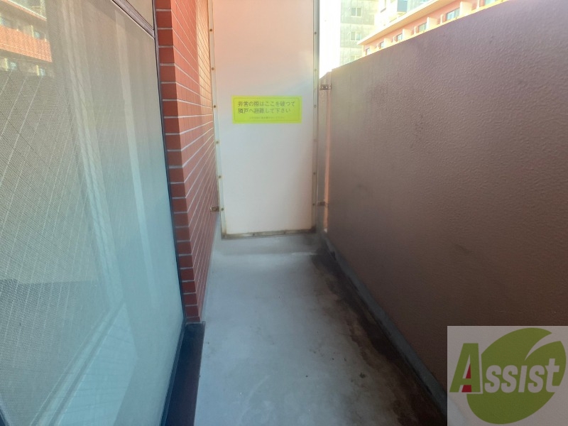 バルコニー　バルコニーです。洗濯物を干すもよし、一息つくもよしですね。