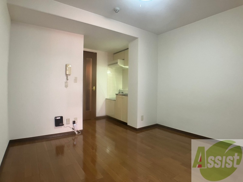 居室・リビング　木目のフローリングは落ち着きのある印象のお部屋になりますね。