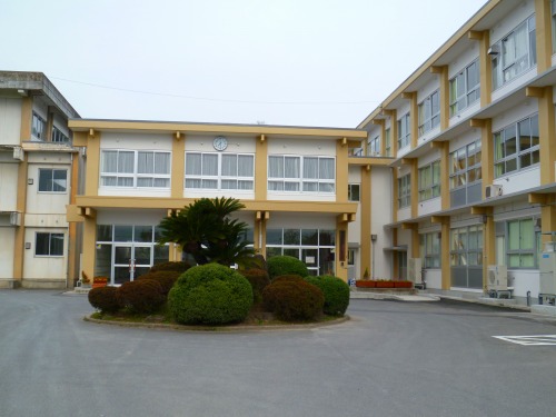 中学校　尚徳中学校（中学校）まで2808m