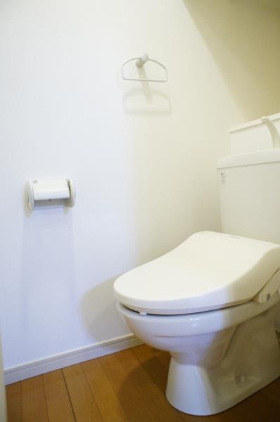 トイレ　落ち着いた色調のトイレです