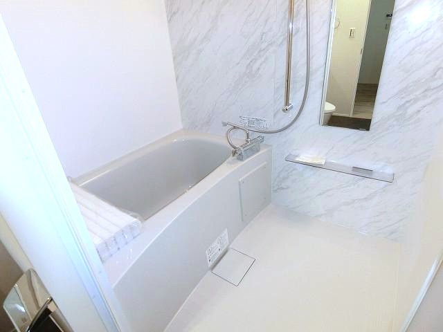 バス・シャワールーム　落ち着いた空間のお風呂です