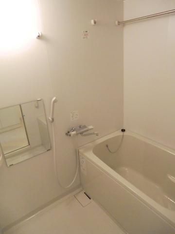 バス・シャワールーム　バス・トイレ別。脱衣所、浴室乾燥機完備