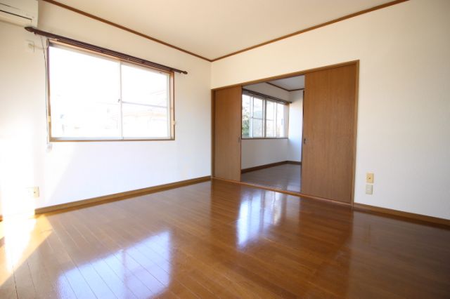 居室・リビング　リビングと繋がる洋室　建具を外せば１ＬＤＫとしても利用できま