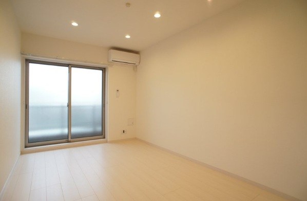 居室・リビング　白を基調とした明るい洋室