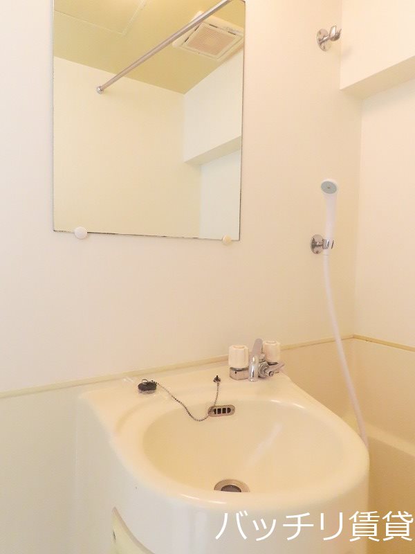 洗面設備　画像は別号室イメージの為、現況を優先いたします。