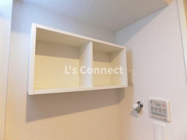 その他設備　洗濯機置き場の上にも棚があります。