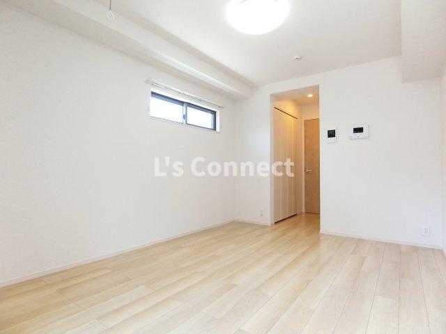 居室・リビング　角部屋で２面に窓があります。