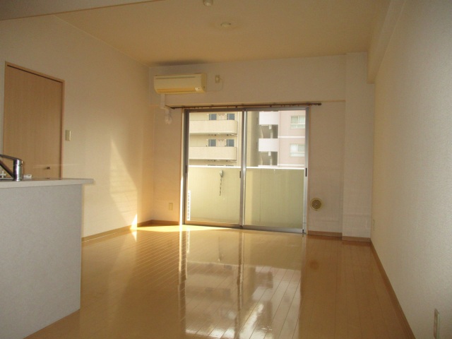 居室・リビング　※同マンション別部屋の参考写真です。