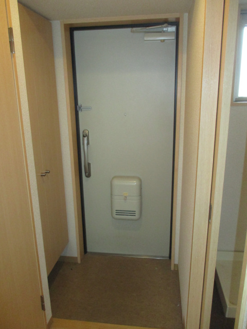 玄関　※同マンション別部屋の参考写真です。