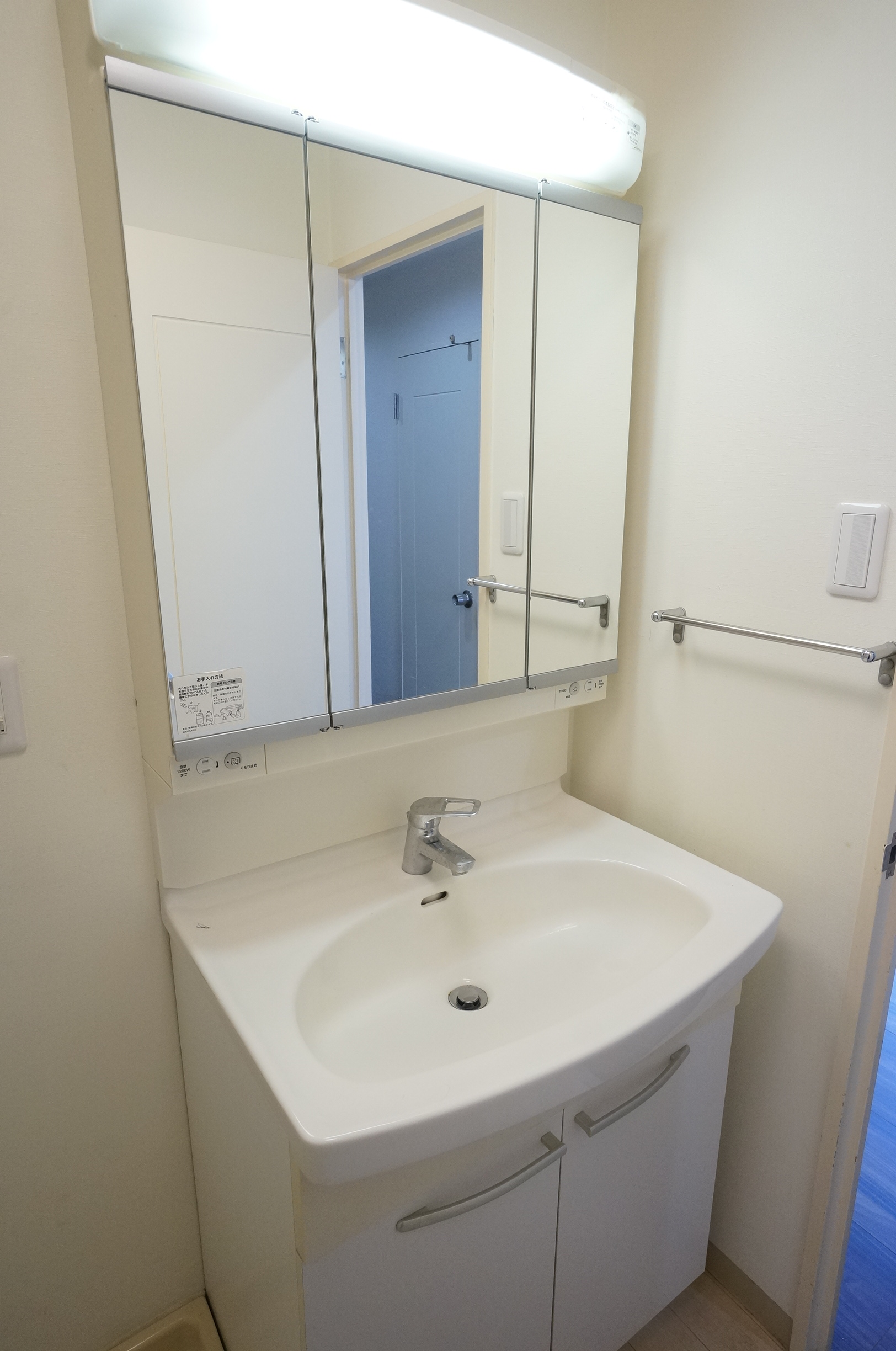 洗面設備　※同タイプ別号室の写真です