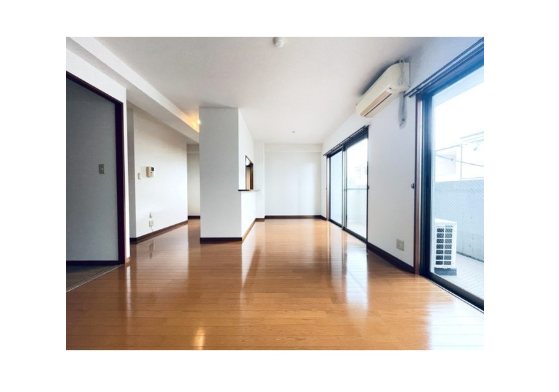 居室・リビング　眩しいほど光が差し込む綺麗なリビングとなっております！