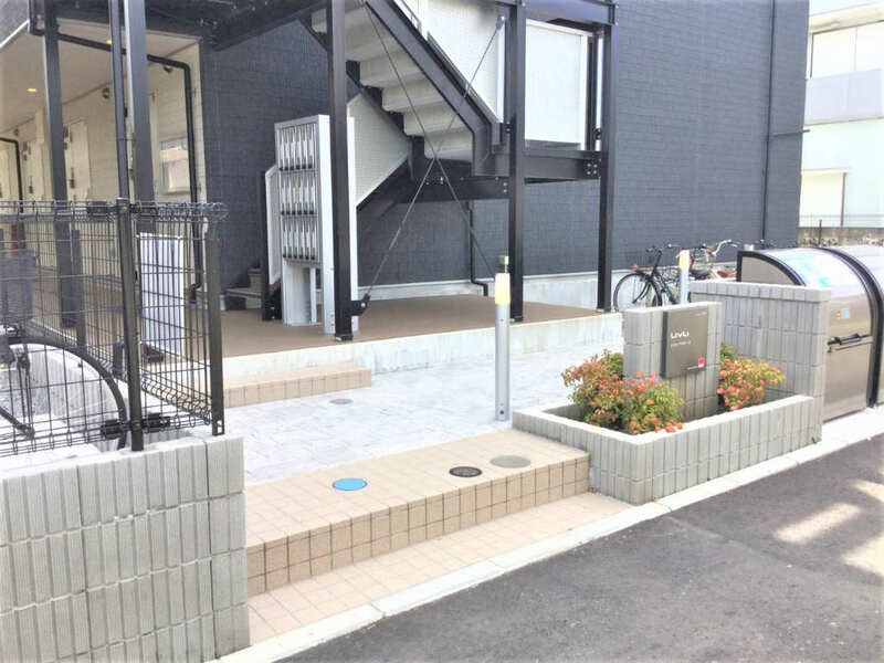 エントランス　落ち着いたエントランスです