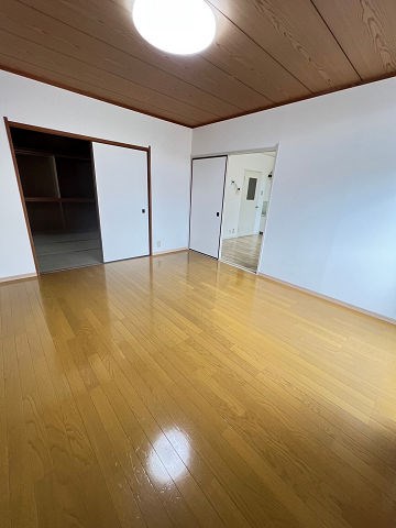 その他部屋・スペース　落ち着いた色調の寝室です