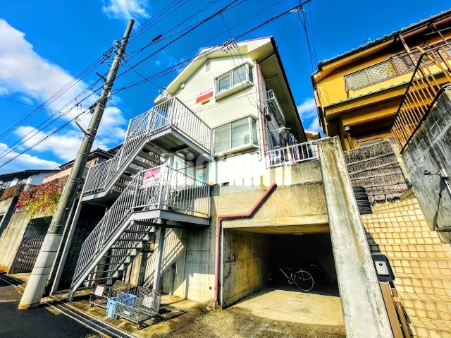 建物外観　１階部分が駐輪場になっている物件です