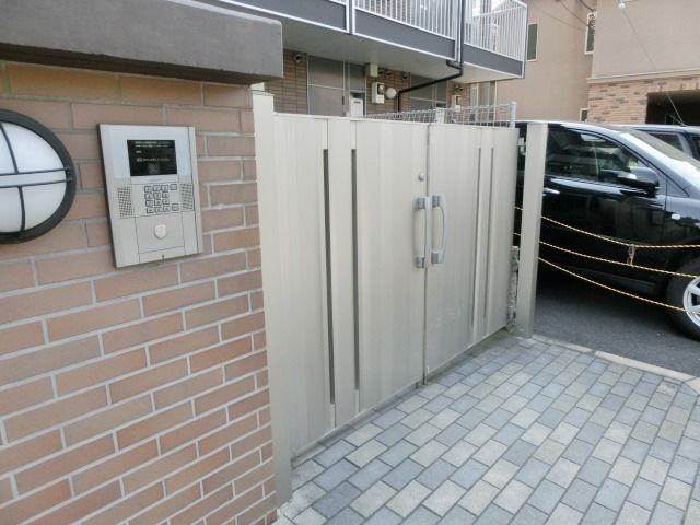 セキュリティ　オートロックゲートのあるエントランス。