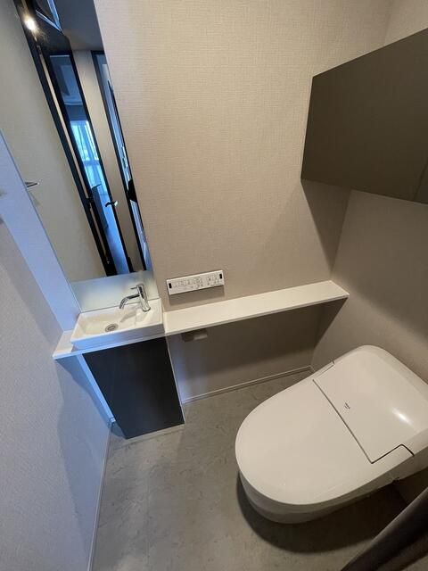 トイレ　■タンクレス温水洗浄便座■ウォールキャビネット収納付き♪