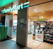 コンビニ　ファミリーマート 日本青年館店（コンビニ）まで218m