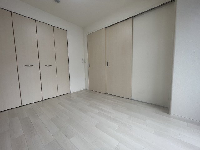 その他部屋・スペース　開放的な寝室です
