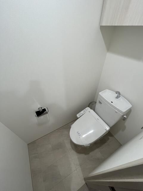 トイレ　落ち着いた色調のトイレです