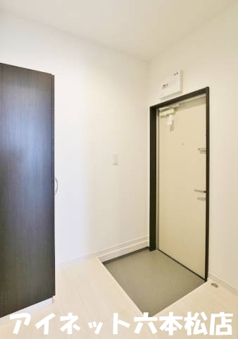 玄関　玄関収納スペースもバッチリです