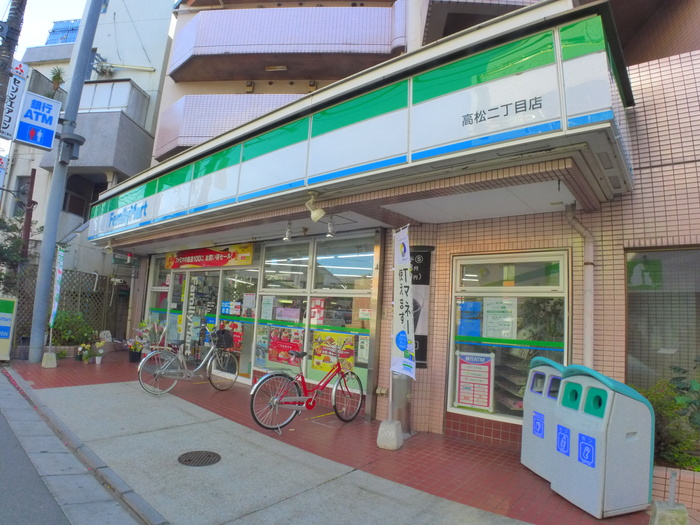 コンビニ　ファミリーマート（コンビニ）まで200m