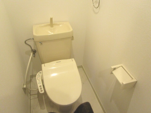 トイレ　冬場も安心の温水洗浄便座です。