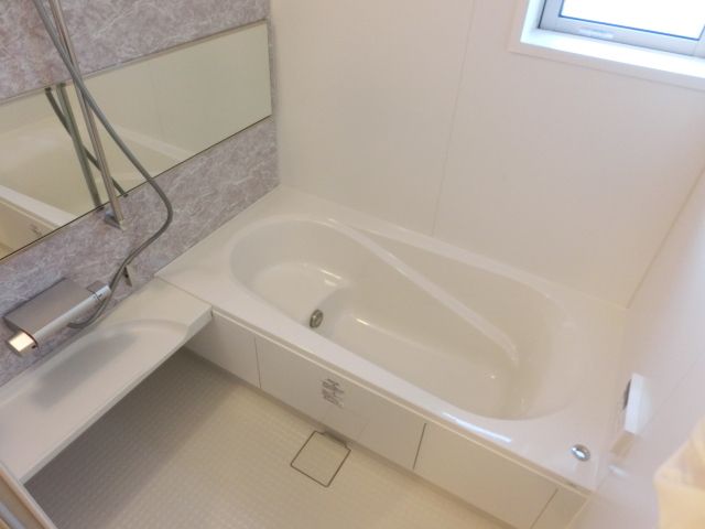 バス・シャワールーム　ゆったりとした一坪の浴室は魅力的です