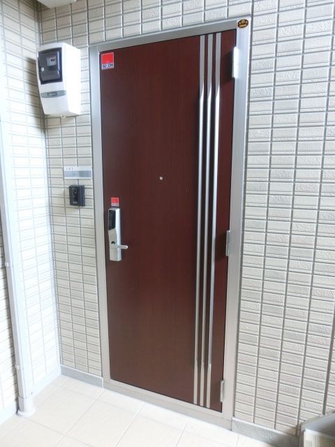 セキュリティ　電子ロック付きの玄関です
