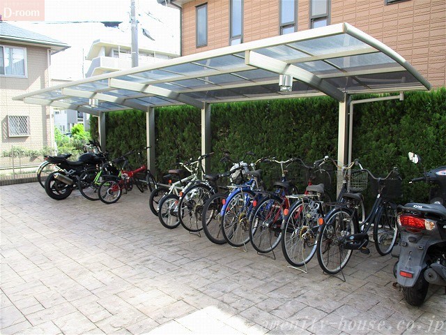 その他共有部分　●敷地内に屋根付き駐輪スペースあります♪