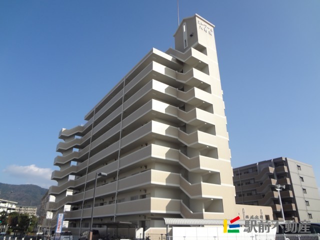 建物外観　8階建ての物件です
