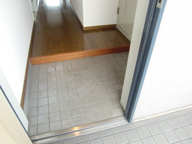 玄関　玄関開けたら木の温もりがお出迎えしてくれます。