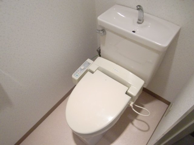 トイレ　清潔な洗浄機能付温水シャワートイレ