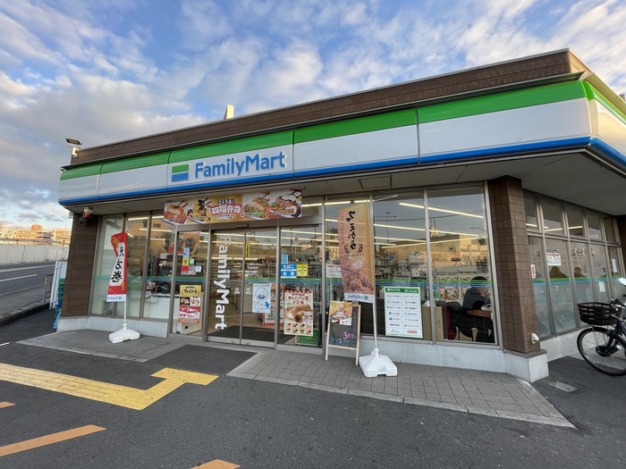コンビニ　ファミリーマート（コンビニ）まで240m