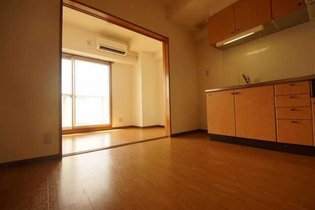 居室・リビング　落ち着いた色合いの床材を使用した居住空間
