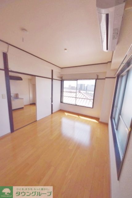 居室・リビング　窓が多く明るいお部屋です
