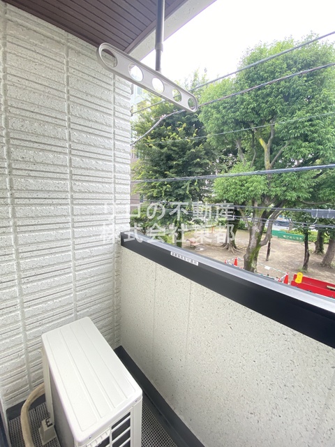 バルコニー　お天気のいい日は洗濯物も気持ちよく干せますね！