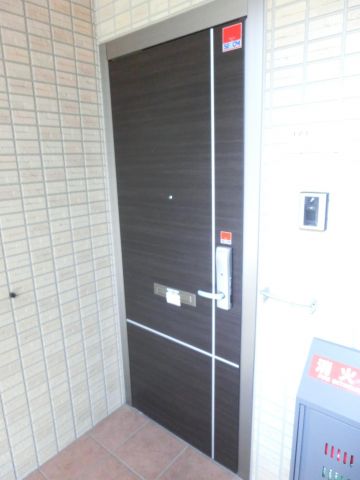 玄関　※同タイプの別の部屋の写真です。