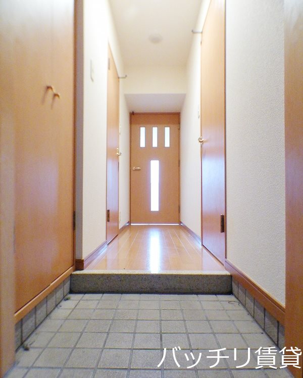 玄関　写真は別号室の為、現状優先になります。